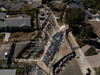 תושבים בפאלוס ורדס מכסים את הבורות הענקיים שנפערו ביריעות פלסטיק / צילום: ap, Jae C. Hong