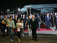 הנשיא פוטין מקבל את פני המשפחה במוסקבה. הפכו לשניים מהמרגלים המפורסמים ביותר ברוסיה / צילום: Reuters, Kirill Zykov