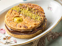 מאפה קרם פטיסייר, שוקולד ופיסטוק בפטיסרי התאומות / צילום: לה ז'ומל
