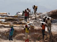 עיירת כריית הקולטן רובאיה שבמזרח קונגו. נשלטת ע''י המיליציות / צילום: Reuters, Baz Ratner