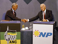 פ. וו. דה קלרק, הנשיא הלבן האחרון של דרום אפריקה (מימין), ונלסון מנדלה. בבחירות 1994 / צילום: ap, John Parkin