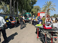 זירת האירוע בתחנת האוטובוס במחלף גלילות / צילום: דוברות מד''א