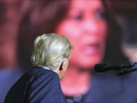 טראמפ צופה בסרטון של האריס במהלך עצרת בפנסילבניה / צילום: ap