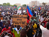 הפגנה בעד רוסיה וההפיכה הצבאית בניז'ר / צילום: ap, Sam Mednick