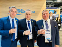 מימין: מנכ״ל מספנות ישראל איתן צוקר, שגריר ישראל בצרפת יהושע ל. זרקא ונשיא התאחדות התעשיינים, ד״ר רון תומר. / צילום: דוברות התאחדות התעשיינים