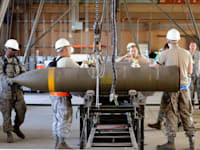 פצצות חודרות בונקרים של חיל האוויר האמריקאי / צילום: Reuters, ABACA