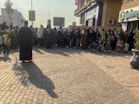 אזרחים במצרים עומדים בתור כדי לקנות סוכר מסובסד, בפברואר / צילום: Reuters, Matt Rourke