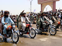 לוחמי טליבאן חוגגים את יום השנה ה־3 לנסיגת ארה''ב מאפגניסטן, אוגוסט 2024 / צילום: ap, Abdul Khaliq