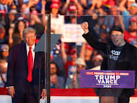 אילון מאסק לצד נשיא ארה''ב הנבחר, דונלד טראמפ, בעצרת בחירות בפנסיבלניה, בחודש שעבר / צילום: Reuters, Carlos Barria