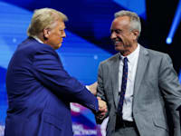 טראמפ עם שר הבריאות העתידי, רוברט קנדי הבן צילום / צילום: Reuters, Carlos Barria