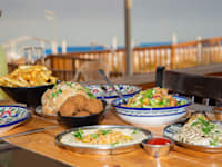 מנות טריות, צבעוניות וטעימות להפליא בבר הנמוך בעולם / צילום: אסף ורומי - תיירות קלי''ה