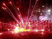 שיגור זיקוקים בהפגנה בטביליסי, גיאורגיה / צילום: Associated Press, Zurab Tsertsvadze