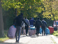 פליטים סורים בדרכם למקלטי סיוע בהמבורג, גרמניה / צילום: Reuters, Marcus Brandt