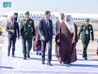 בשאר אל-אסד מתקבל על ידי סגן מושל אזור ריאד, בנמל התעופה הבינלאומי המלך חאלד בריאד, ערב הסעודית לפני חודש
