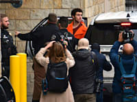 לואיג'י מניון מובא למעצר בפנסילבניה, אתמול / צילום: ap, Janet Klingbeil