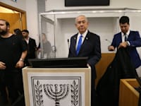 ראש הממשלה בנימין נתניהו על דוכן העדים בבית המשפט המחוזי בתל אביב, היום (ד') / צילום: עמית שאבי, ידיעות אחרונות