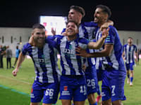 שחקני הפועל פתח תקווה. מאמצת: קבוצת מבנה / צילום: אסף הופמן