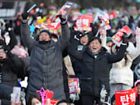 מפגינים מחוץ לאסיפה הלאומית חוגגים את תוצאות ההצבעה, מוקדם יותר היום / צילום: ap, Lee Jin-man