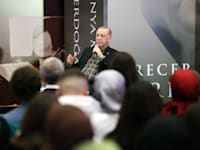 ארדואן בשיחה עם סטונדטים, השבוע. מזמין את פוטין לחלוק איתו את במת ההיסטוריה / צילום: Reuters, Turkish Presidency/Murat Kula