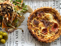 קיש בעגלת הקפה האסם / צילום: אור אביבי