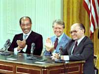 נשיא ארה''ב ה-39, ג'ימי קרטר, לצד מנחם בגין ואנואר סאדאת, בעת חתימת הסכמי קמפ-דיוויד, ב-1978 / צילום: Reuters, רויטרס