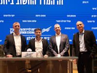 מימין: מנכ''ל הבורסה איתי בן זאב, מנכ''ל משרד האוצר שלומי הייזלר, שר האוצר בצלאל סמוטריץ' ויו''ר רשות ניירות ערך ספי זינגר / צילום: ליאל סימון
