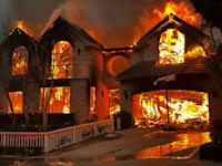 אחוזה בשכונת פלסיידס שבלוס אנג'לס עולה באש, אתמול (ד') / צילום: ap, Eugene Garcia