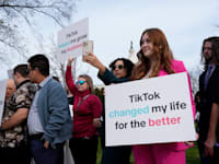 מפגינים לטובת טיקטוק ליד הקפיטול בוושינגטון / צילום: ap, J. Scott Applewhite