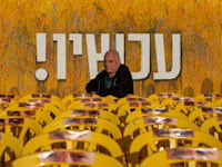 לואיס הר, שחולץ משבי חמאס, ליד מיצג הקורא לשחרור יתר החטופים / צילום: ap, Ohad Zwigenberg