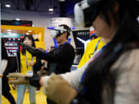 מבקרים בתערוכת CES בלאס וגאס, שהסתיימה לפני כשבוע, / צילום: ap, Abbie Parr