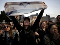 ישראלים, קרובים וחברים צופים ומצפים לחזרתן של רומי גונן, דורון שטיינברכר ואמילי דמארי, תל אביב, היום / צילום: ap, Oded Balilty