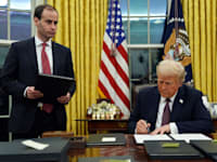 הנשיא דונלד טראמפ חותם על צו נשיאותי / צילום: Associated Press, Evan Vucci