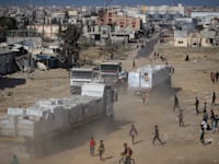 משאיות סיוע הומניטרי שנכנסות דרך מעבר כרם שלום (ארכיון) / צילום: Associated Press, Jehad Alshrafi