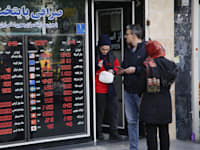 שירות המרת מטבעות בטהרן. הריאל האיראני בשפל / צילום: Reuters, Fatemeh Bahrami / Anadolu