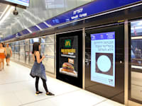 שלט פרסום דיגיטלי בתחנה של הרכבת הקלה בגוש דן / הדמיה: ברעם