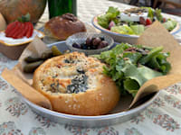 מאפים וסלטים בעגלונת / צילום: נעמה גולדשטיין