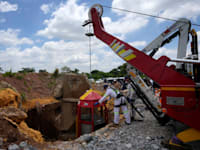 פעולת החילוץ במכרה הזהב הנטוש בסטילפונטיין, דרום אפריקה / צילום: ap, Themba Hadebe