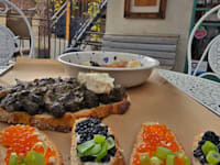 לחם שום בחמאה טבעונית עם קוויאר אצות במשיגנע / צילום: ליבי לוי