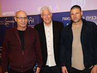 מימין לשמאל בתמונה: גל אביב מנכ''ל ובעלים בלנדר, דורון ספיר יו''ר פעיל מיכמן, ושוקי אורן יו''ר בנק וואן זירו / צילום: רפי דלויה