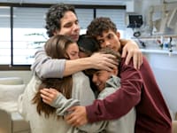 השב עופר קלדרון מתאחד עם ילדיו בבית החולים שיבא תל השומר
