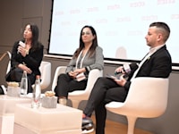 ליאת שוחט, ראש עיריית אור יהודה, וחלי אדרי, רפרנטית תחבורה באוצר, בשיחה עם כתב גלובס אסף זגריזק בכנס תשתית לעתיד של גלובס / צילום: תמר מצפי