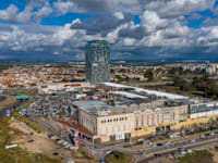 מול החוף וילג'. פותחים קומה שנייה / צילום: עמית ליטמן