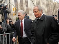 ברני מיידוף בדרך לבית המשפט / צילום: ap, Louis Lanzano