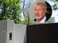 האחוזה של רומן אברמוביץ' בהרצליה. בעיגול: אברמוביץ' / צילום: איל יצהר, רויטרס - Artyom Geodakyan