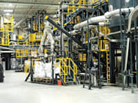 מפעל מיחזור סוללות רכב בגרמניה / צילום: Peter Fenes