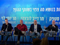 אבנר סטפק, יוסי לוי, גילעד אלטשולר ודייב לובצקי, בפאנל משותף בוועידת שוק ההון לחיסכון ארוך טווח / צילום: מורג ביטן