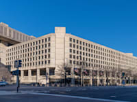 מטה ה־FBI, בניין ג'יי אדגר הובר בוושינגטון. טראמפ לא רוצה שה־FBI יעבור לפרברים / צילום: Shutterstock