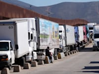 פקק משאיות בגבול מקסיקו־ארה''ב בשבוע שעבר / צילום: ap, Gregory Bull