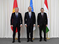 פגישה בין ראשי ממשלות קירגיזסטן (משמאל) וטג'יקיסטן (מימין), בתיווך ראש ממשלת אוזבקיסטן, בעיר הגבול באטקן / צילום: Reuters, Anadolu