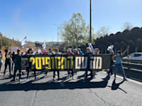 הפגנה לשחרור החטופים בדרך בגין בירושלים / צילום: יעל גדות